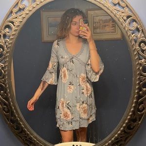 Floral Dress 
Size small fits medium 
Has a tied waist 
Model is 5”8